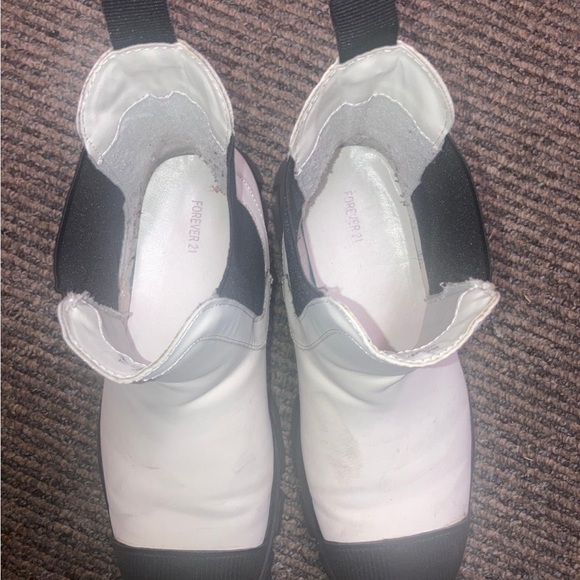 Stylish Women's Black and White Boots 9 - Picture 3 of 7